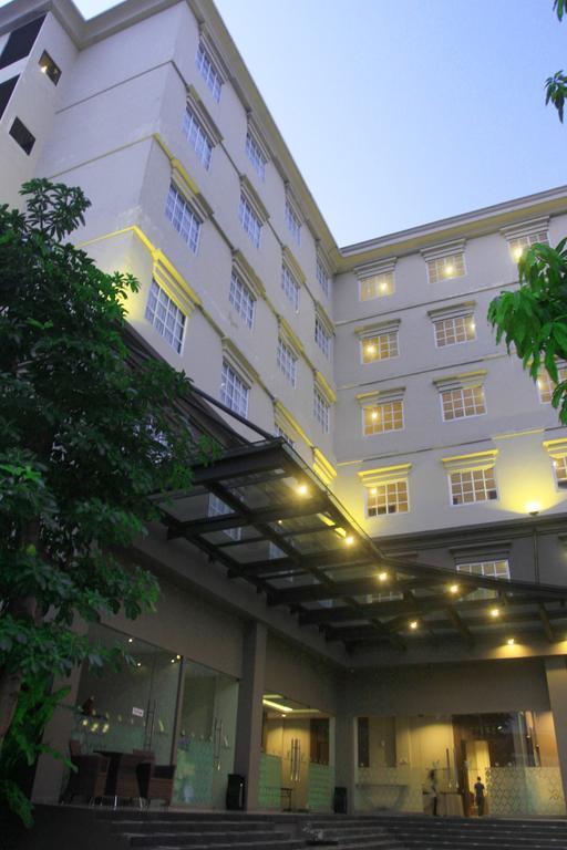 Noormans Hotel Semarang Exterior photo